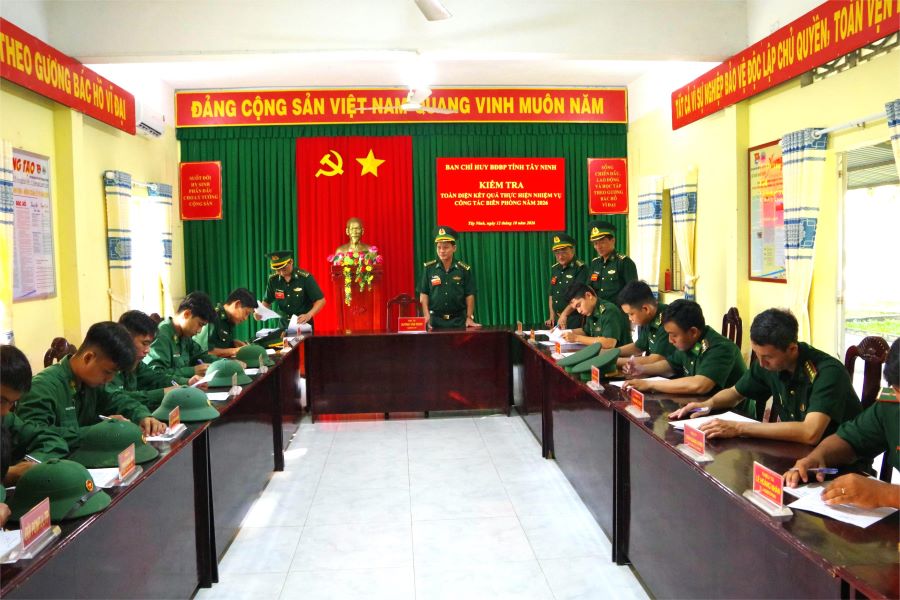 Kiểm tra nhận thức ch&iacute;nh trị của c&aacute;n bộ, chiến sỹ tại Đồn BP Thuận B&igrave;nh