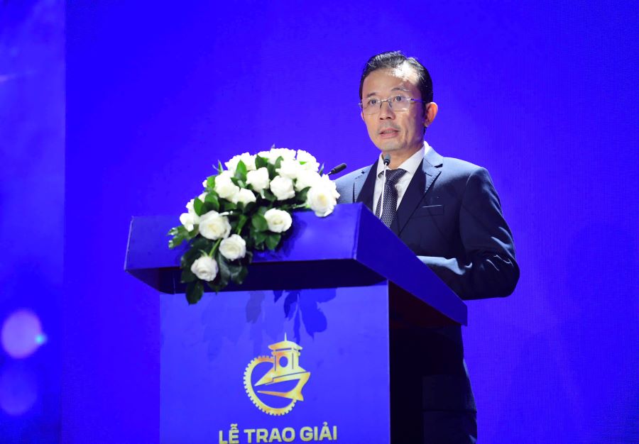 Nhà báo Trần Xuân Toàn, Phó Tổng giám đốc Cơ quan Báo và Phát thanh, Truyền hình TP.HCM, Tổng biên tập Báo điện tử Tuổi Trẻ, Chủ tịch Hội đồng bình chọn báo cáo kết quả của giải thưởng Nhà báo Trần Xuân Toàn, Phó Tổng giám đốc Cơ quan Báo và Phát thanh, Truyền hình TP.HCM, Tổng biên tập Báo điện tử Tuổi Trẻ, Chủ tịch Hội đồng bình chọn báo cáo kết quả của giải thưởng