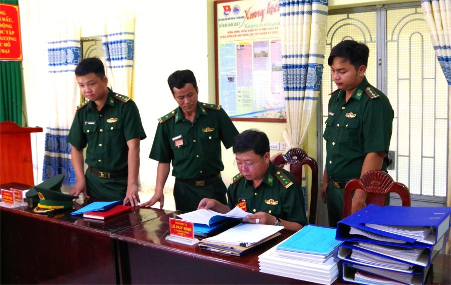 Kiểm tra c&aacute;c hồ sơ văn bản c&ocirc;ng t&aacute;c Trinh s&aacute;t v&agrave; đấu tranh ph&ograve;ng, chống tội phạm tại Đồn BP Thuận B&igrave;nh