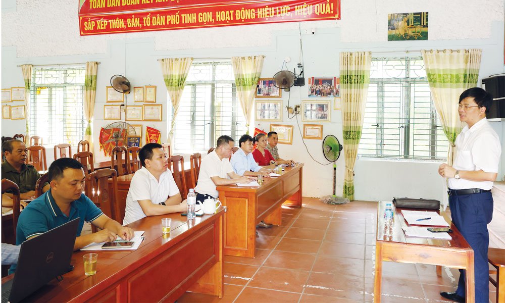 Đồng chí Phan Tùng Dương (đứng), Phó Bí thư Đảng ủy, Chủ tịch UBND xã Yên Thế gặp gỡ, nắm bắt tình hình tại thôn Hoàng Hoa Thám. Đồng chí Phan Tùng Dương (đứng), Phó Bí thư Đảng ủy, Chủ tịch UBND xã Yên Thế gặp gỡ, nắm bắt tình hình tại thôn Hoàng Hoa Thám.