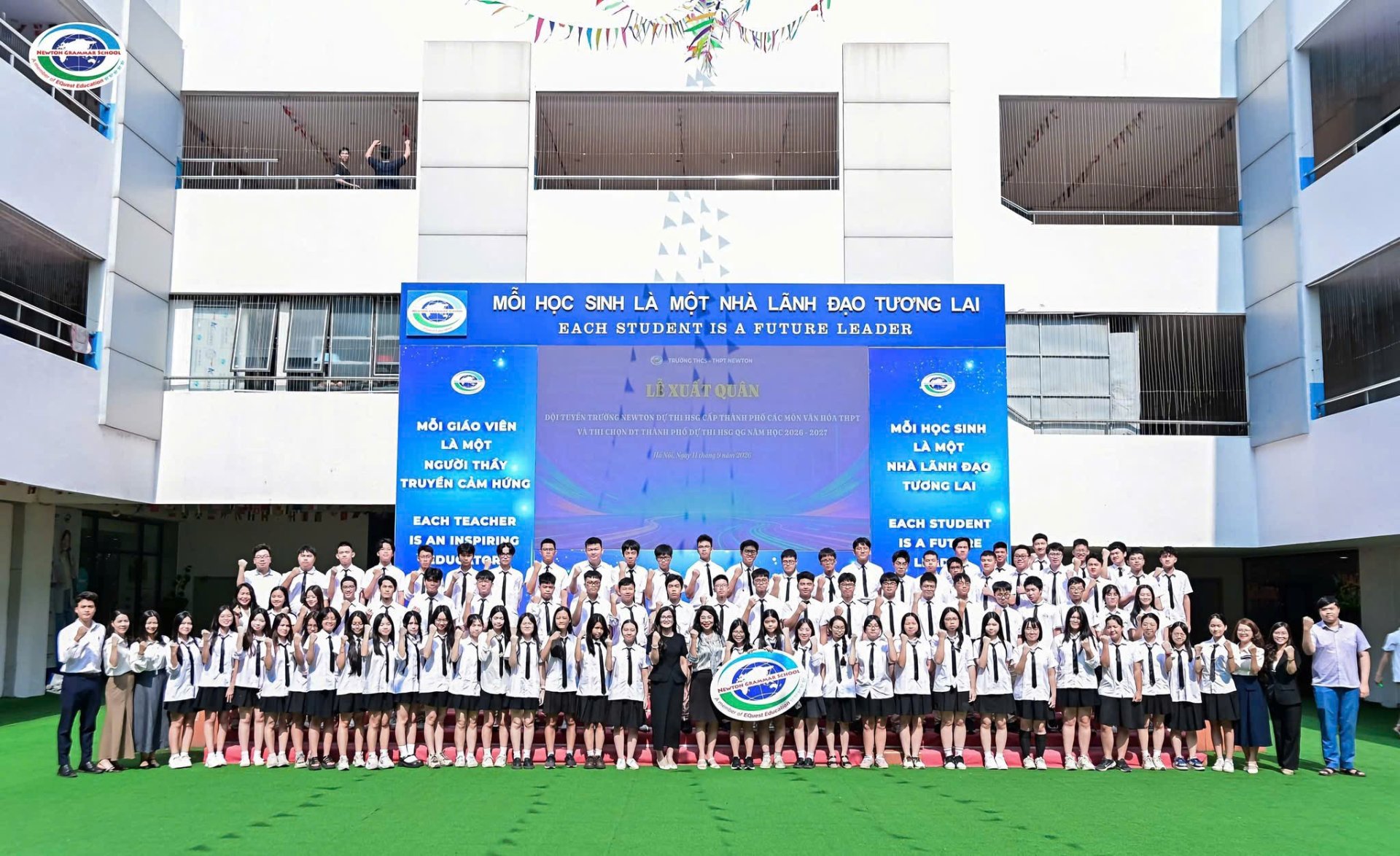 HĐQT, Ban Giám hiệu nhà trường chụp ảnh cùng đội tuyển HSG khối 12 HĐQT, Ban Giám hiệu nhà trường chụp ảnh cùng đội tuyển HSG khối 12