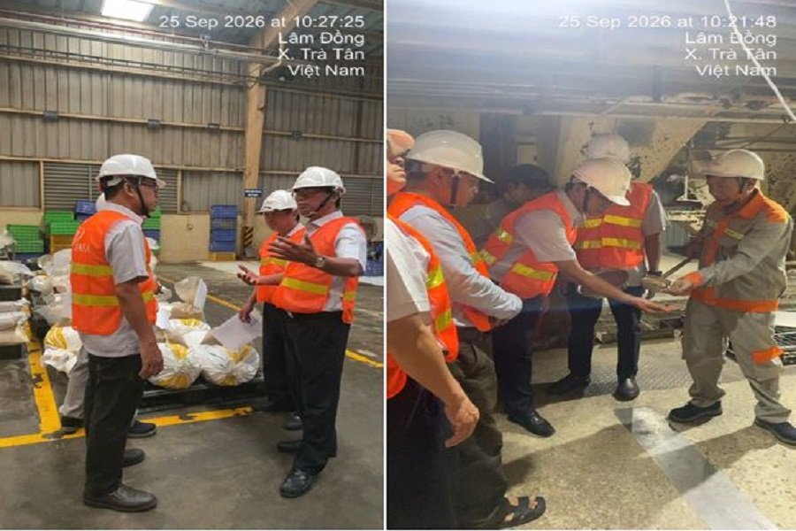 Kiểm tra nguyên liệu đầu vào và sản phẩm đầu ra tại nhà máy sản xuất cám.(Ảnh: Chi cục Chăn nuôi - Thú y) Kiểm tra nguyên liệu đầu vào và sản phẩm đầu ra tại nhà máy sản xuất cám.(Ảnh: Chi cục Chăn nuôi - Thú y)