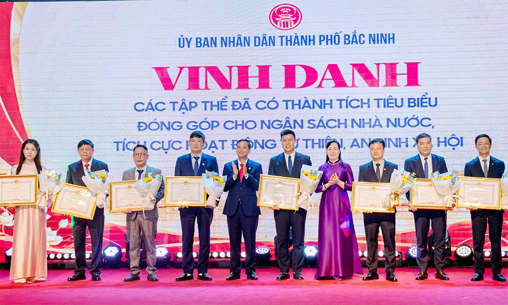 Chủ tịch HĐND thành phố Nguyễn Việt Oanh và Chủ tịch Ủy ban MTTQ thành phố Nguyễn Thị Hà trao Bằng khen của thành phố cho các doanh nghiệp có thành tích trong thực hiện công tác an sinh xã hội. Chủ tịch HĐND thành phố Nguyễn Việt Oanh và Chủ tịch Ủy ban MTTQ thành phố Nguyễn Thị Hà trao Bằng khen của thành phố cho các doanh nghiệp có thành tích trong thực hiện công tác an sinh xã hội.