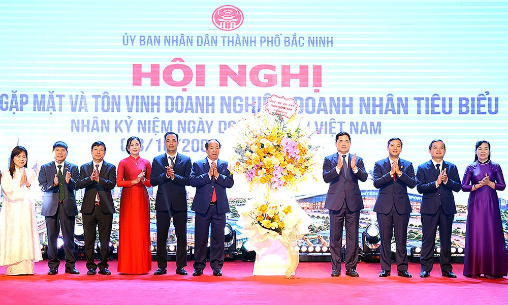 các đồng chí lãnh đạo thành phố tặng hoa chúc mừng cộng đồng doanh nghiệp, doanh nhân Bắc Ninh. các đồng chí lãnh đạo thành phố tặng hoa chúc mừng cộng đồng doanh nghiệp, doanh nhân Bắc Ninh.