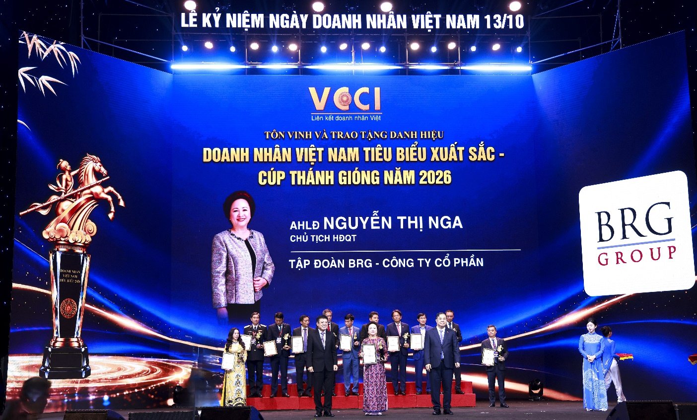Đồng ch&iacute; Phạm Gia T&uacute;c - Ủy vi&ecirc;n Bộ Ch&iacute;nh trị, Ph&oacute; Thủ tướng Thường trực Ch&iacute;nh phủ&nbsp;v&agrave; Đồng ch&iacute; Hồ Sỹ H&ugrave;ng &ndash; Chủ tịch VCCI trao tặng C&uacute;p Th&aacute;nh Gi&oacute;ng cho Anh h&ugrave;ng Lao động Nguyễn Thị Nga