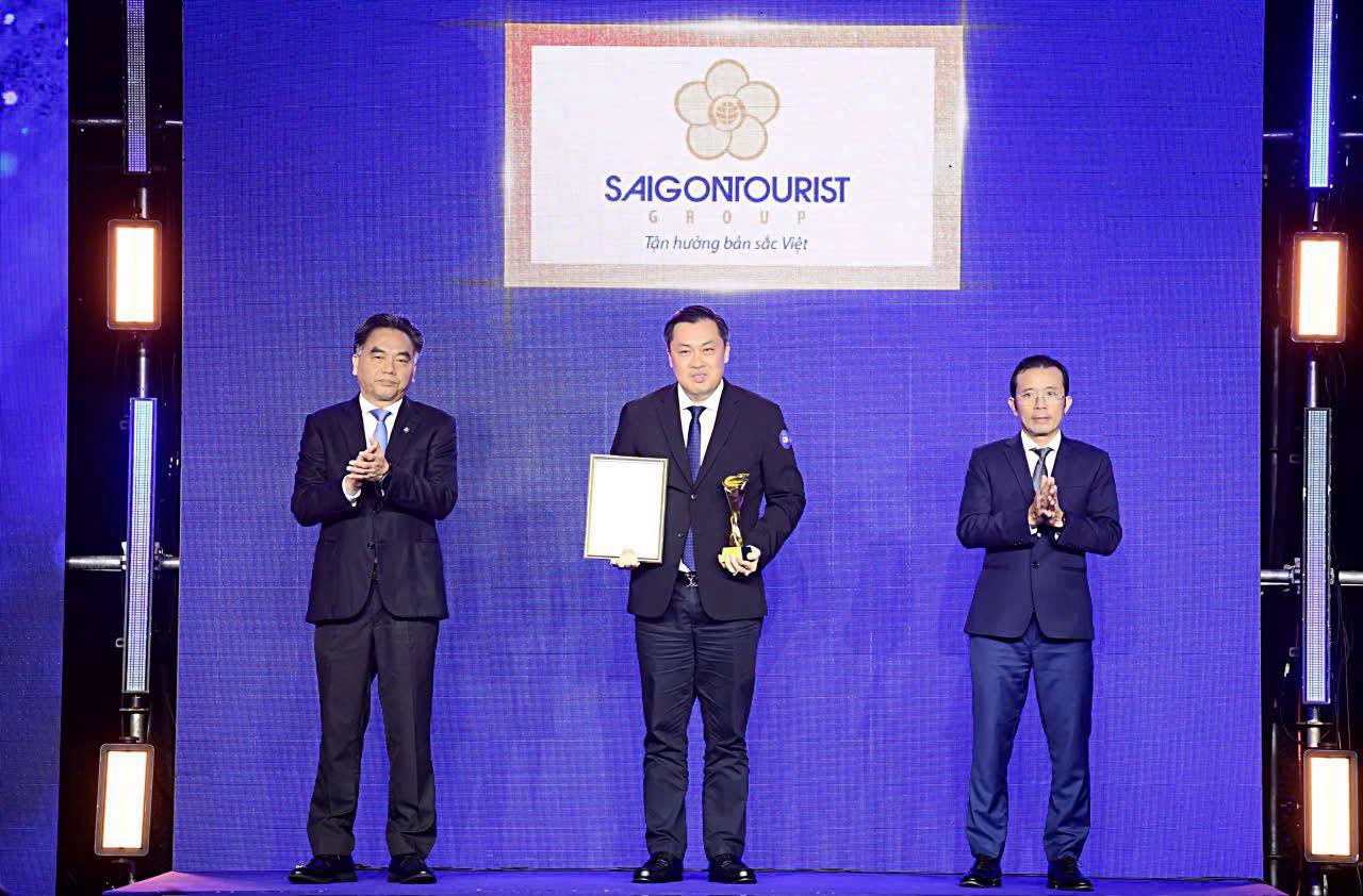 Ông Cao Văn Chóng - Tổng Giám đốc Saigontourist Group đại diện nhận Giải thưởng “Thương hiệu Vàng” TP.HCM năm 2026 tại Lễ vinh danh các thương hiệu đạt Giải thưởng Thương hiệu Vàng TP.HCM lần thứ 6 – năm 2026 Ông Cao Văn Chóng - Tổng Giám đốc Saigontourist Group đại diện nhận Giải thưởng “Thương hiệu Vàng” TP.HCM năm 2026 tại Lễ vinh danh các thương hiệu đạt Giải thưởng Thương hiệu Vàng TP.HCM lần thứ 6 – năm 2026