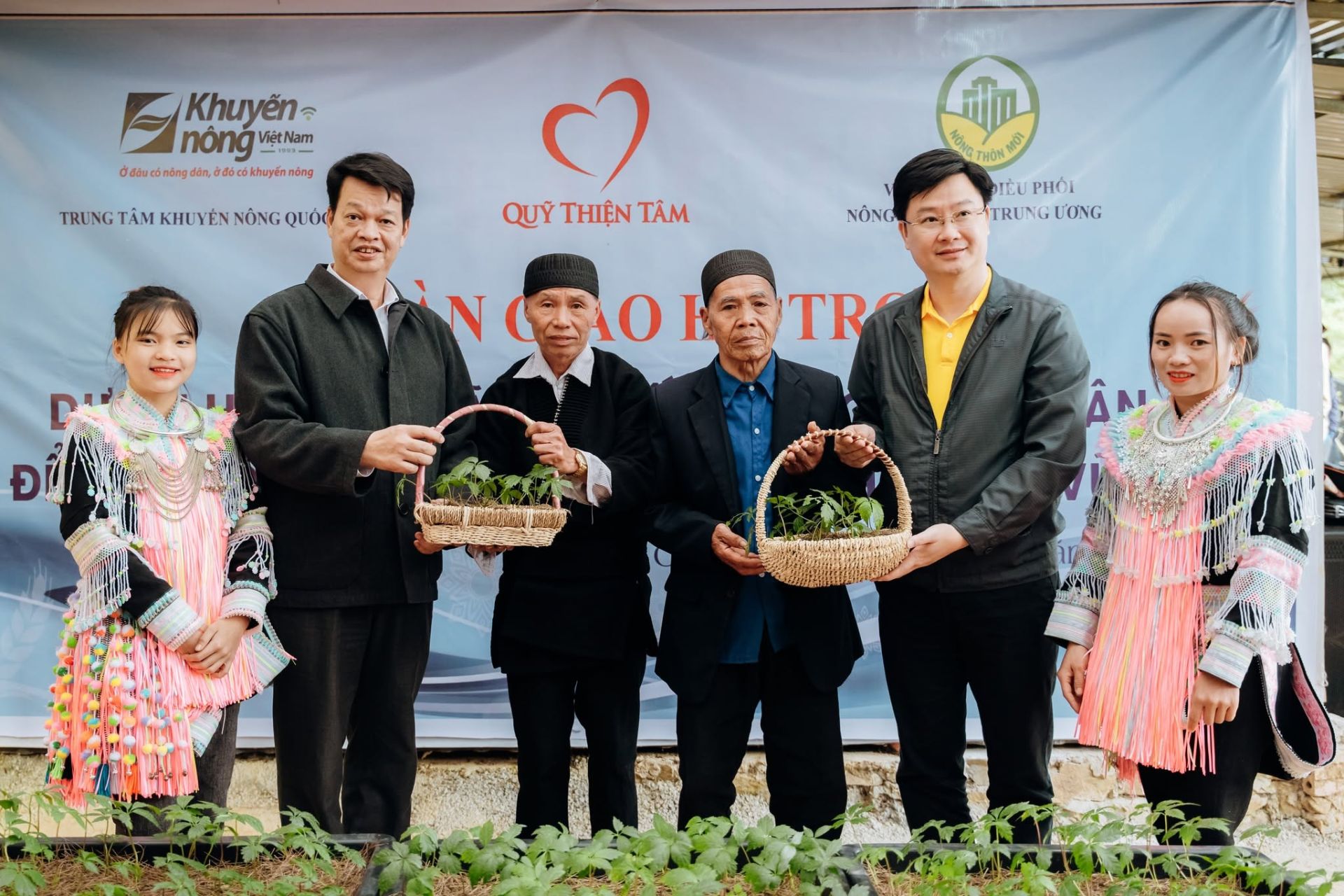 Đại diện Quỹ Thiện Tâm tặng cây giống cho bà con nghèo Đại diện Quỹ Thiện Tâm tặng cây giống cho bà con nghèo