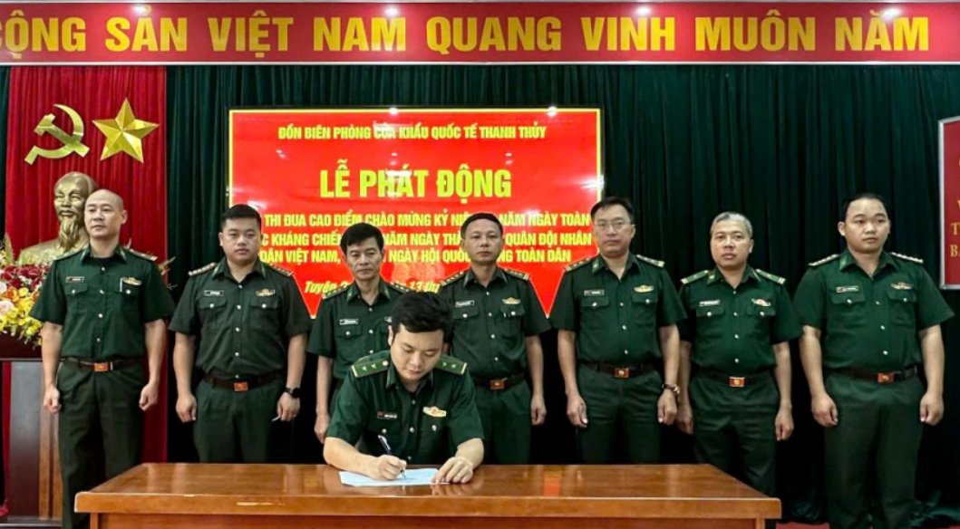 Đại diện các đội, trạm kiểm soát thuộc Đồn Biên phòng Cửa khẩu quốc tế Thanh Thủy ký kết giao ước thi đua. Ảnh: tuyenquang.gov.vn Đại diện các đội, trạm kiểm soát thuộc Đồn Biên phòng Cửa khẩu quốc tế Thanh Thủy ký kết giao ước thi đua. Ảnh: tuyenquang.gov.vn