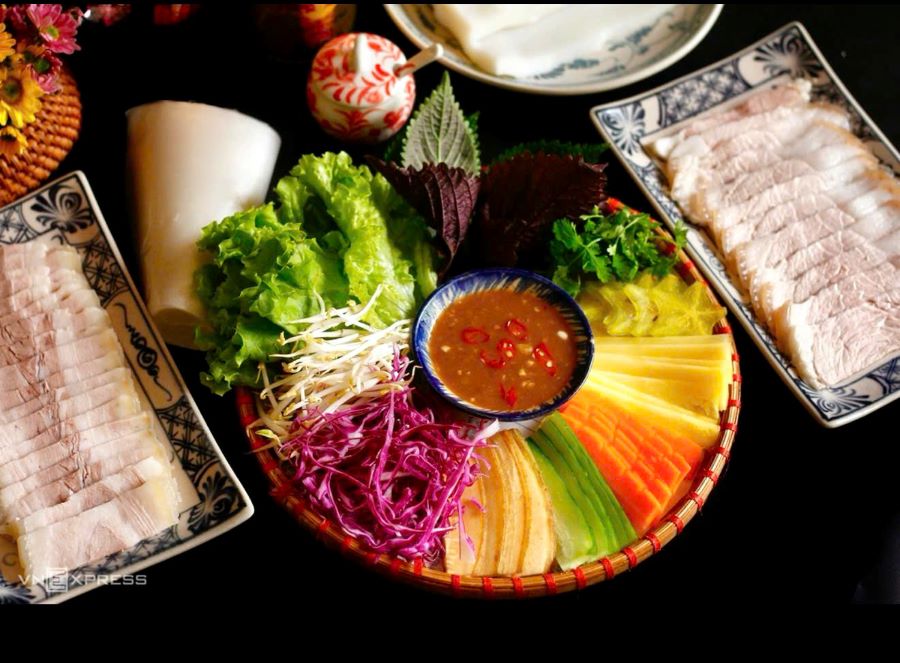 Một phần b&aacute;nh tr&aacute;ng cuốn thịt heo thường được dọn với đĩa thịt, b&aacute;nh tr&aacute;ng, rau sống v&agrave; nước chấm để ri&ecirc;ng