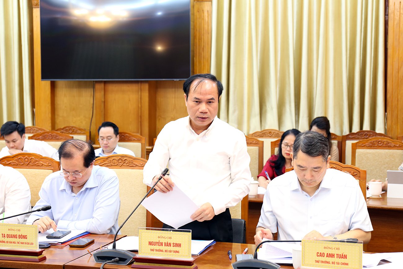 Thứ trưởng Bộ Xây dựng Nguyễn Văn Sinh trao đổi tại buổi làm việc. Thứ trưởng Bộ Xây dựng Nguyễn Văn Sinh trao đổi tại buổi làm việc.