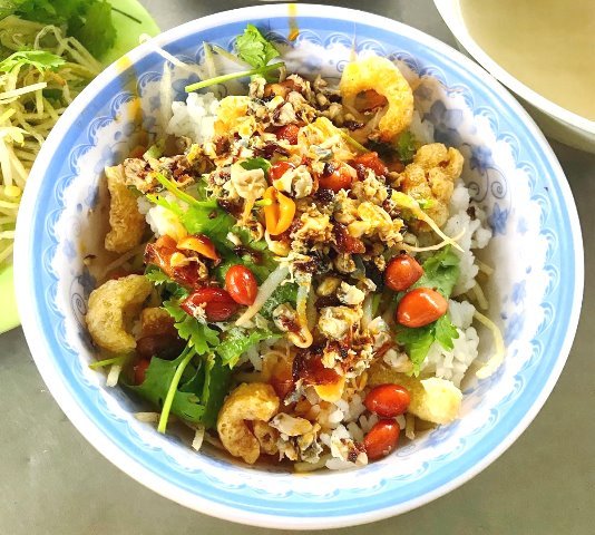 Cồn Hến từ lâu gắn với nghề khai thác, chế biến hến và những gánh hàng phục vụ người dân xứ Huế. Cồn Hến từ lâu gắn với nghề khai thác, chế biến hến và những gánh hàng phục vụ người dân xứ Huế.