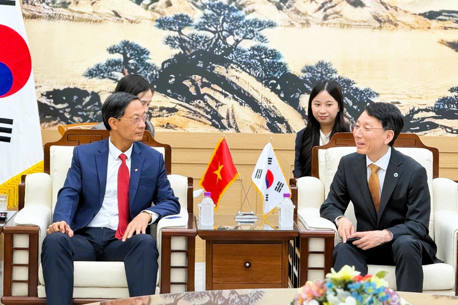 Ngài Kim Seongiung, Phó Thị trưởng thành phố Incheon làm việc với đồng chí Đỗ Mạnh Hiến, Phó Bí thư Thành ủy Hải Phòng. Ngài Kim Seongiung, Phó Thị trưởng thành phố Incheon làm việc với đồng chí Đỗ Mạnh Hiến, Phó Bí thư Thành ủy Hải Phòng.
