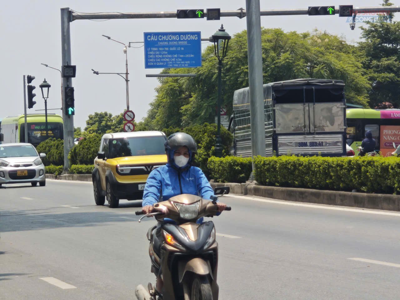 Thời tiết ng&agrave;y 15/10, Bắc Bộ tạnh r&aacute;o v&agrave; c&oacute; nắng; miền Trung giảm mưa, trong khi T&acirc;y Nguy&ecirc;n v&agrave; Nam Bộ c&ograve;n mưa d&ocirc;ng về chiều tối.