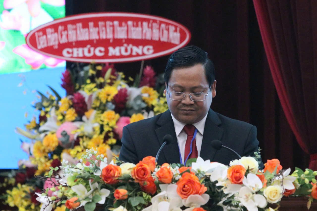 Đại diện Chi hội Luật gia Phường Diên Hồng tham luận: “Mỗi hội viên là cầu nối đưa pháp luật đến gần với người dân, nhất là các đối tượng yếu thế trong xã hội”. Đại diện Chi hội Luật gia Phường Diên Hồng tham luận: “Mỗi hội viên là cầu nối đưa pháp luật đến gần với người dân, nhất là các đối tượng yếu thế trong xã hội”.