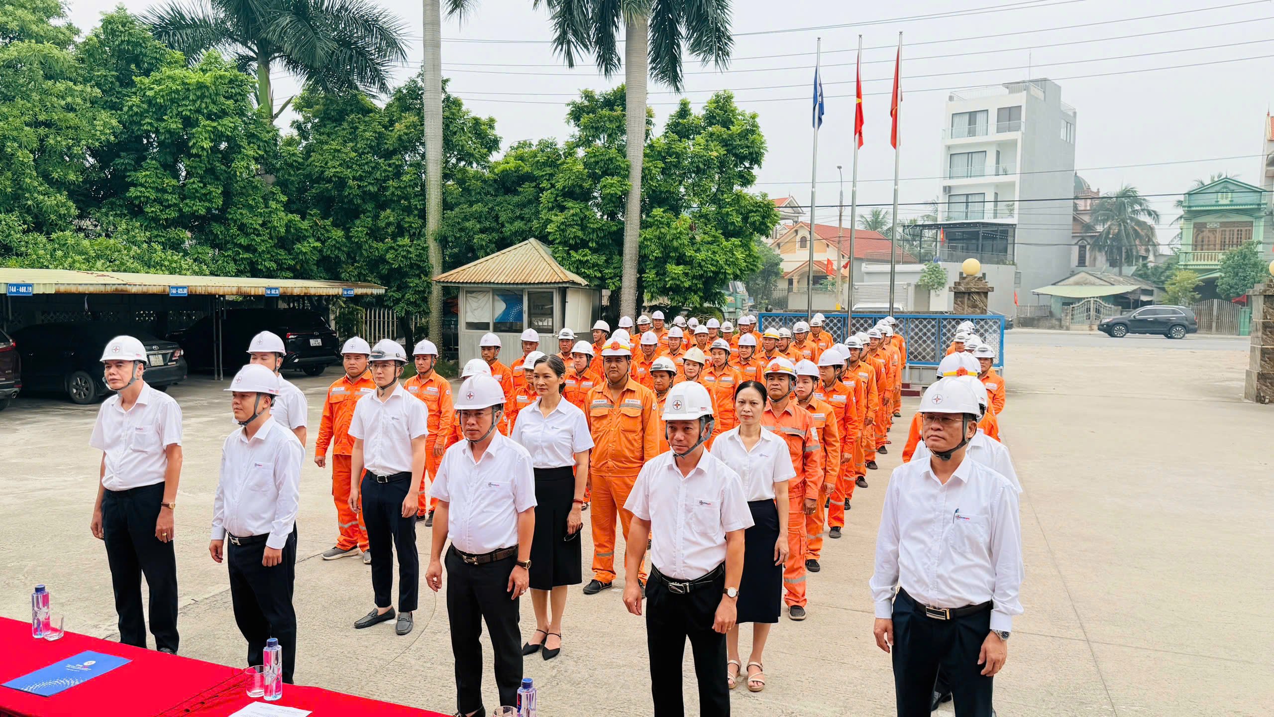 Toàn thể CBCNV Điện lực Đông Triều tham gia Lễ phát động Toàn thể CBCNV Điện lực Đông Triều tham gia Lễ phát động
