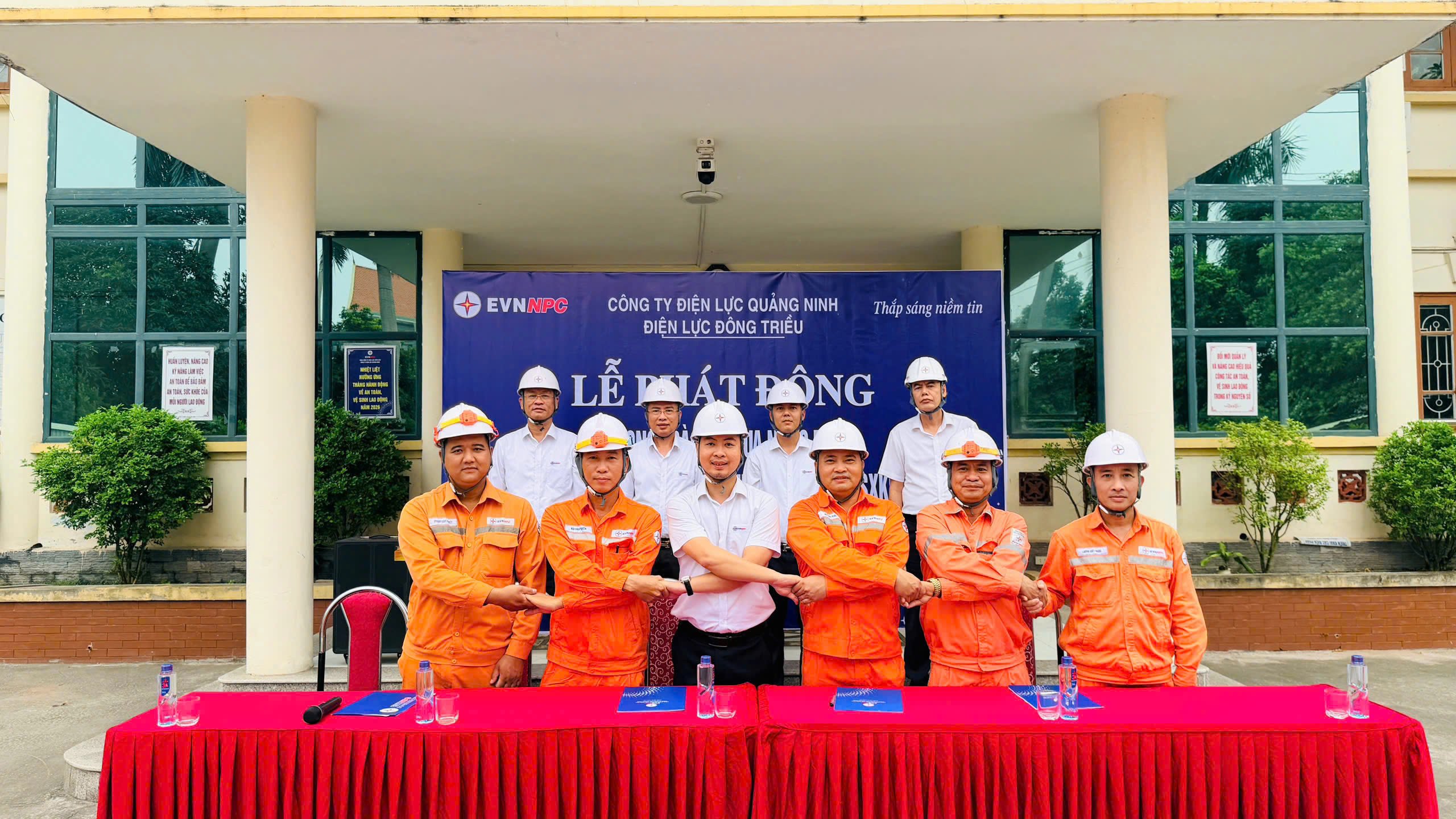Các tổ trưởng các tổ trực thuộc Điện lực Đông Triều bắt tay cam kết hưởng ứng phong trào thi đua nước rút 90 ngày hoàn thành kế hoạch được Công ty Điện lực Quảng Ninh giao năm 2026 Các tổ trưởng các tổ trực thuộc Điện lực Đông Triều bắt tay cam kết hưởng ứng phong trào thi đua nước rút 90 ngày hoàn thành kế hoạch được Công ty Điện lực Quảng Ninh giao năm 2026
