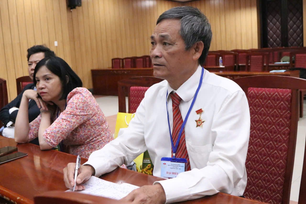 Luật gia Vũ Huy Đỉnh – Chi hội trưởng Chi hội Luật gia phường Vũng Tàu trao đổi bên lề Đại hội về yêu cầu nâng cao năng lực cán bộ đáp ứng mô hình chính quyền đô thị hai cấp. Luật gia Vũ Huy Đỉnh – Chi hội trưởng Chi hội Luật gia phường Vũng Tàu trao đổi bên lề Đại hội về yêu cầu nâng cao năng lực cán bộ đáp ứng mô hình chính quyền đô thị hai cấp.