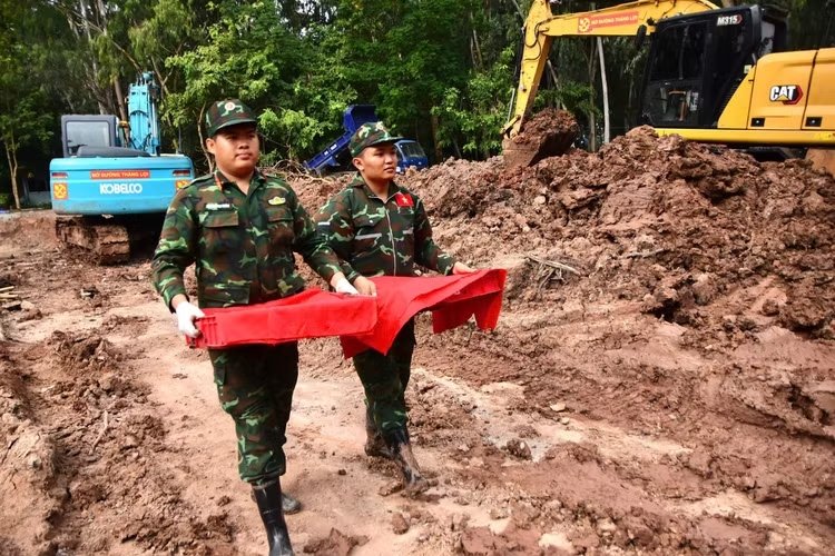 Chiến sĩ mang hài cốt liệt sĩ được tìm thấy đến khu lưu mẫu để phục vụ công tác giám định. (Ảnh: Bộ Tư lệnh TPHCM) Chiến sĩ mang hài cốt liệt sĩ được tìm thấy đến khu lưu mẫu để phục vụ công tác giám định. (Ảnh: Bộ Tư lệnh TPHCM)