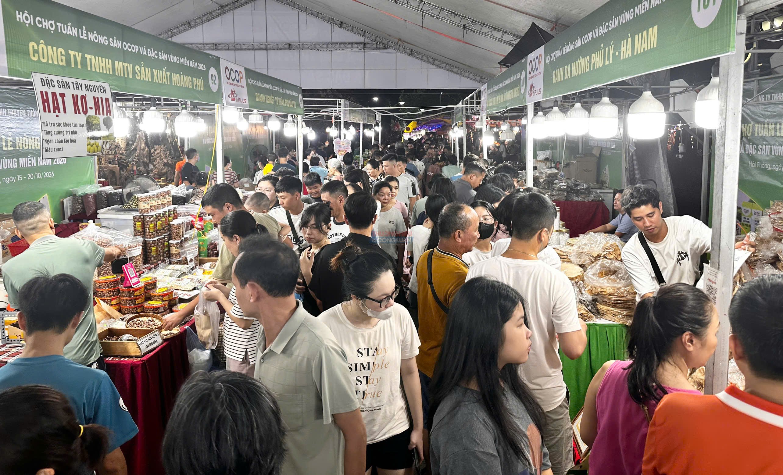 Đ&ocirc;ng đảo người ti&ecirc;u d&ugrave;ng đến tham quan, mua sắm trong tối khai mạc.