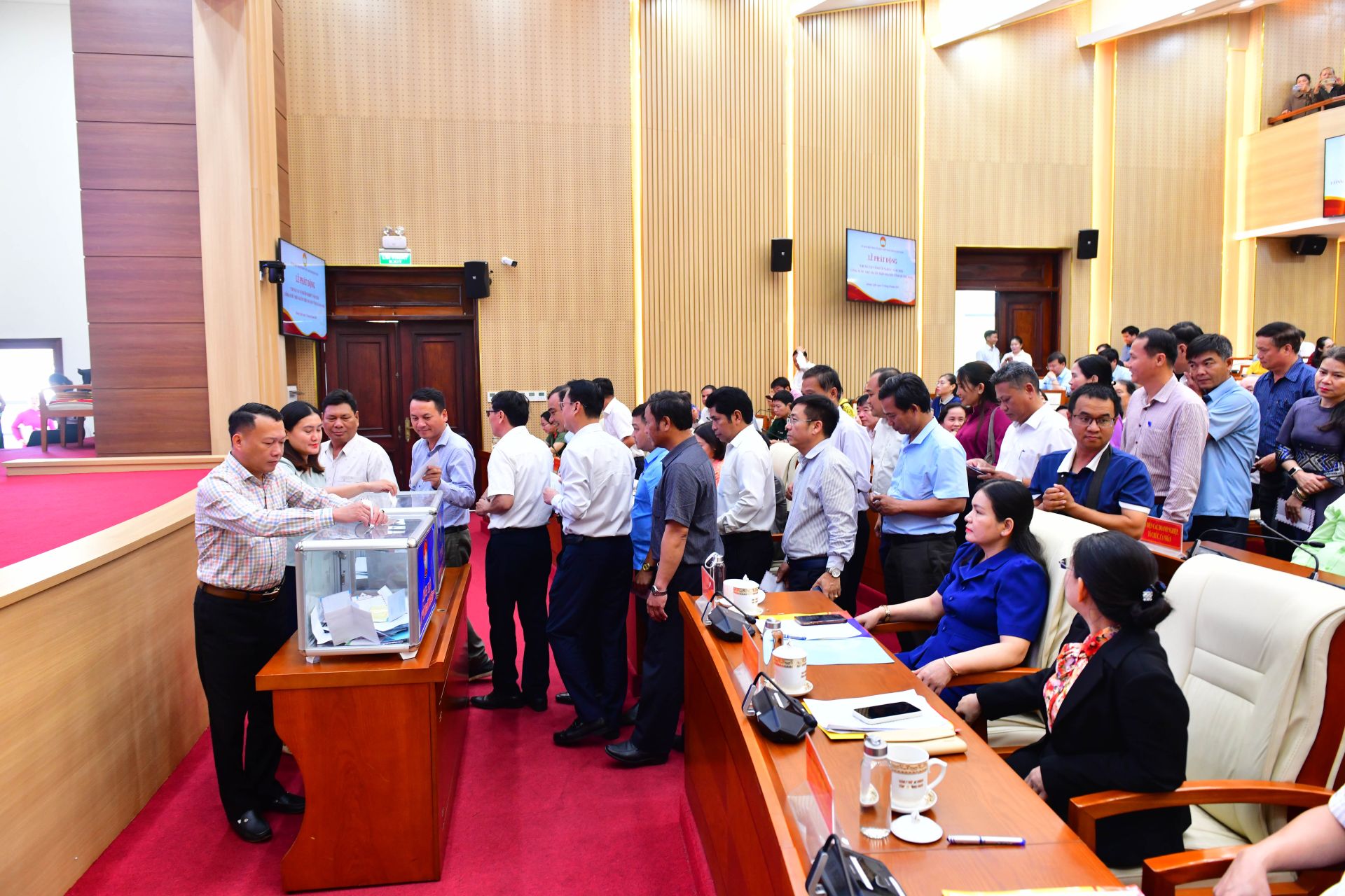 C&aacute;c đại biểu tham gia ủng hộ tại lễ ph&aacute;t động