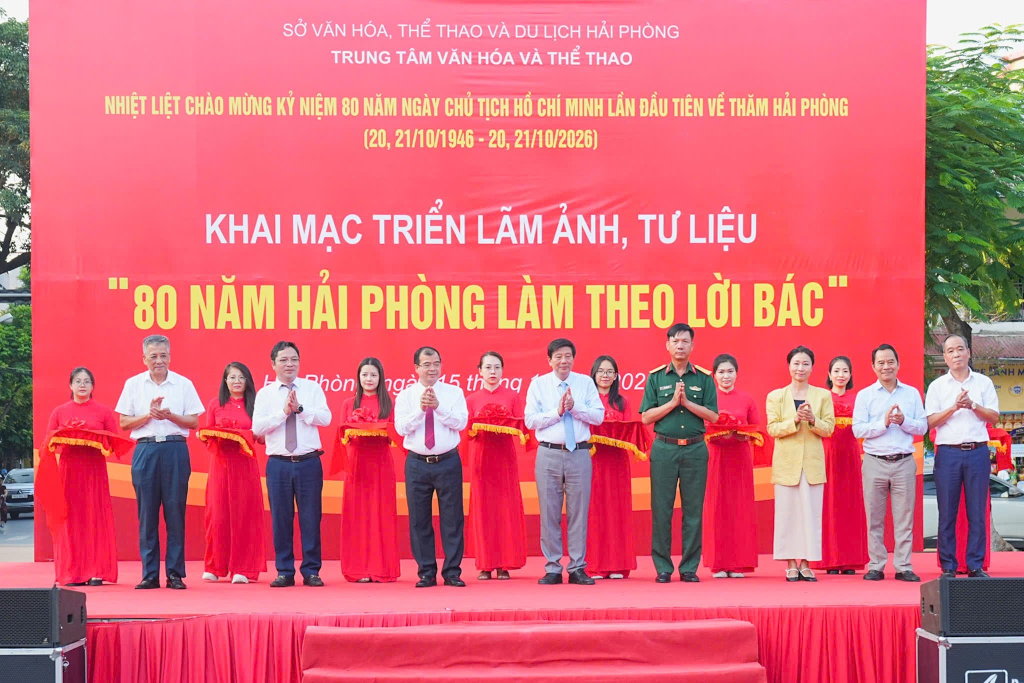 Các đồng chí lãnh đạo cắt băng khai mạc Triển lãm. Các đồng chí lãnh đạo cắt băng khai mạc Triển lãm.