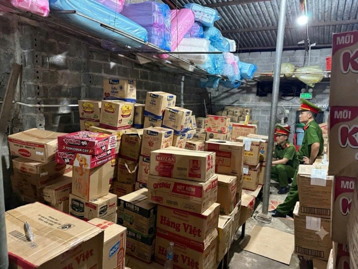 Lực lượng C&ocirc;ng an x&atilde; Y&ecirc;n Lập kiểm tra h&agrave;ng h&oacute;a tại cơ sở kinh doanh