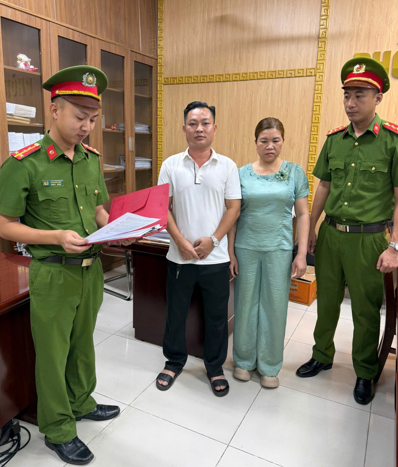 Lực lượng chức năng tống đạt c&aacute;c quyết định tố tụng đối với bị can Trịnh Thị B&igrave;nh v&agrave; Phạm Văn Đức. Ảnh: C&ocirc;ng an TP Quảng Ninh