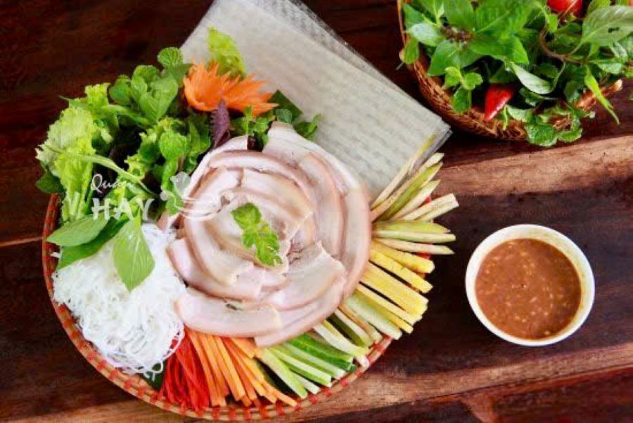 B&aacute;nh tr&aacute;ng cuốn thịt heo: Hấp dẫn từ thịt mềm, rau gi&ograve;n v&agrave; mắm n&ecirc;m đậm vị