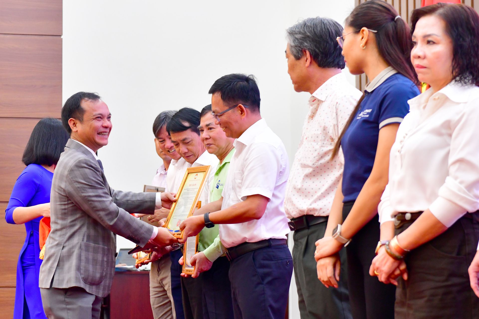 Ph&oacute; B&iacute; thư Thường trực Tỉnh ủy, Chủ tịch Uỷ ban MTTQ Việt Nam tỉnh Quảng Ng&atilde;i U Huấn trao thư cảm ơn BSR cho &ocirc;ng Cao Tuấn Sĩ, Gi&aacute;m đốc NMLD Dung Quất