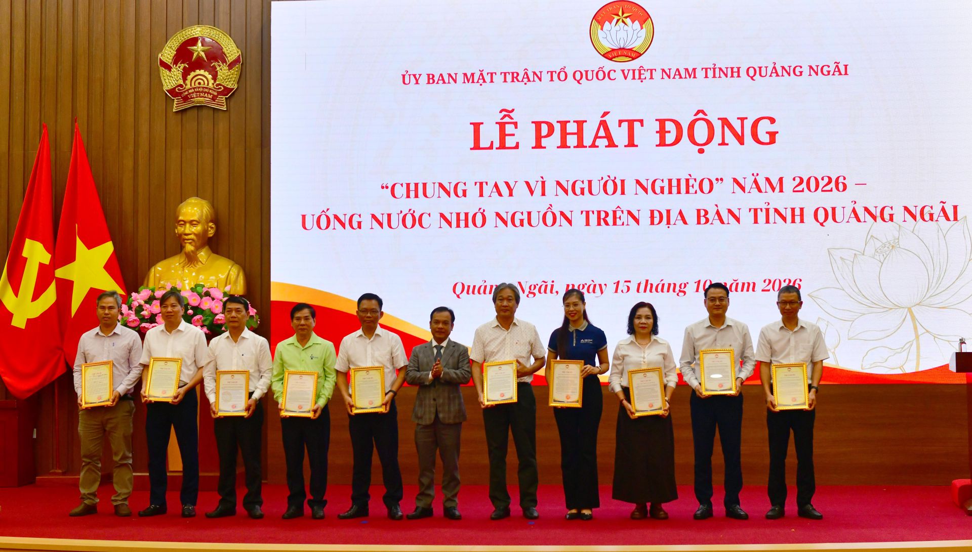 L&atilde;nh đạo tỉnh Quảng Ng&atilde;i trao thư cảm ơn c&aacute;c tổ chức, c&aacute; nh&acirc;n đ&atilde; ủng hộ Quỹ &ldquo;V&igrave; người ngh&egrave;o&rdquo; tỉnh Quảng Ng&atilde;i