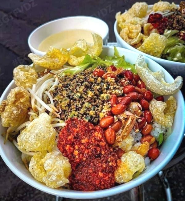 Điểm khác biệt dễ nhận ra của cơm hến là sự kết hợp giữa cơm nguội và nước hến nóng. Điểm khác biệt dễ nhận ra của cơm hến là sự kết hợp giữa cơm nguội và nước hến nóng.