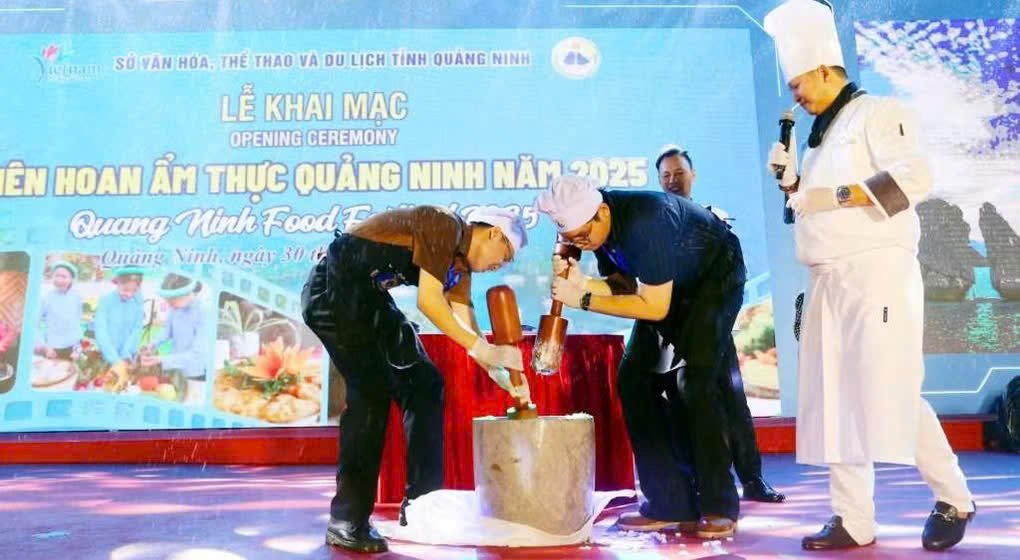 Cách chế biến chả mực Hạ Long được giới thiệu rộng rãi đến người dân và du khách tại Liên hoan Ẩm thực 2025 Cách chế biến chả mực Hạ Long được giới thiệu rộng rãi đến người dân và du khách tại Liên hoan Ẩm thực 2025