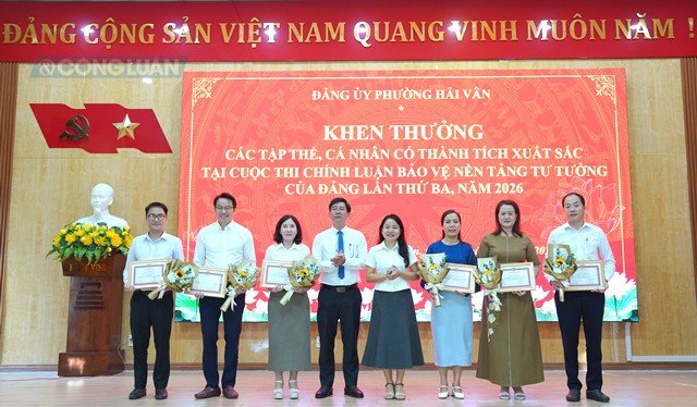 Khen thưởng c&aacute;c tập thể, c&aacute; nh&acirc;n xuất sắc.