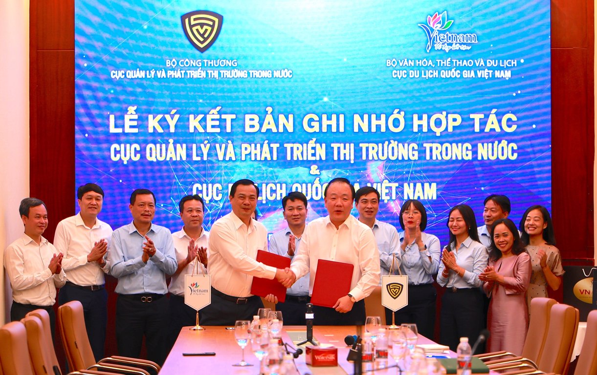 Cục Quản l&yacute; v&agrave; Ph&aacute;t triển thị trường trong nước, Bộ C&ocirc;ng Thương v&agrave; Cục Du lịch Quốc gia Việt Nam, Bộ Văn h&oacute;a, Thể thao v&agrave; Du lịch đ&atilde; k&yacute; kết Bản ghi nhớ hợp t&aacute;c giai đoạn 2026 - 2030. Ảnh: dms.gov.vn