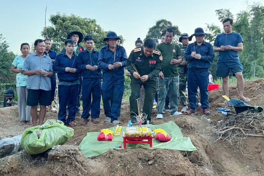 Đội quy tập tiến hành tìm kiếm, tìm thấy và cất bốc hài cốt liệt sĩ tại bản Phôn Hôm Đội quy tập tiến hành tìm kiếm, tìm thấy và cất bốc hài cốt liệt sĩ tại bản Phôn Hôm