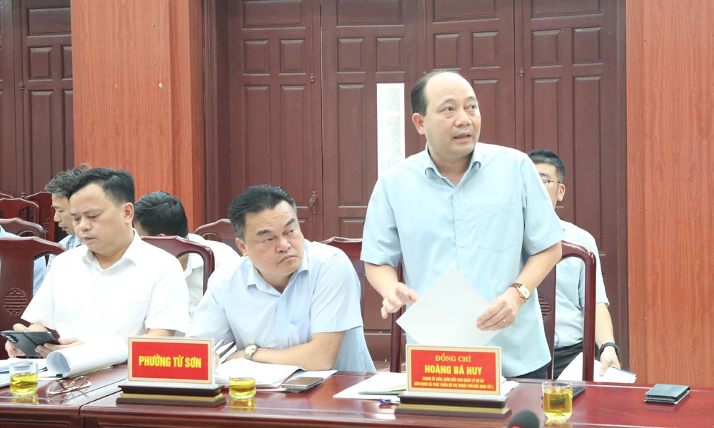 Lãnh đạo Ban Quản lý dự án dân dụng và phát triển đô thị thành phố Bắc Ninh số 2 báo cáo tổng thể tiến độ các dự án. Lãnh đạo Ban Quản lý dự án dân dụng và phát triển đô thị thành phố Bắc Ninh số 2 báo cáo tổng thể tiến độ các dự án.