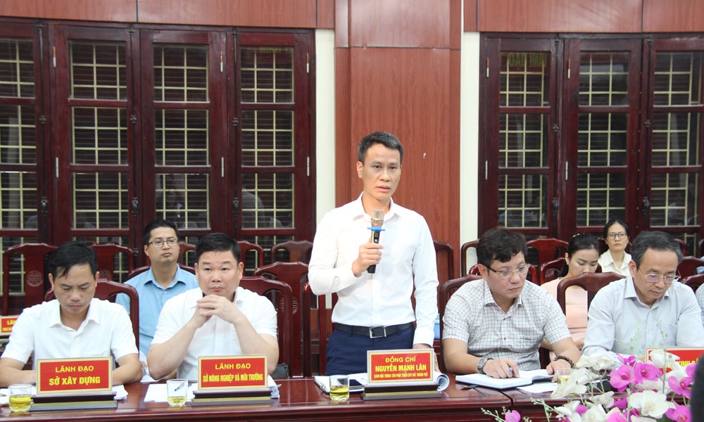 Giám đốc Trung tâm Phát triển quỹ đất thành phố Nguyễn Mạnh Lân trả lời kiến nghị của các địa phương, nhà đầu tư. Giám đốc Trung tâm Phát triển quỹ đất thành phố Nguyễn Mạnh Lân trả lời kiến nghị của các địa phương, nhà đầu tư.