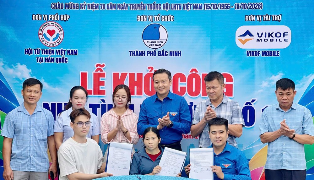 Các đơn vị ký kết hỗ trợ xây dựng nhà cho bà Nguyễn Thị Phúc. Các đơn vị ký kết hỗ trợ xây dựng nhà cho bà Nguyễn Thị Phúc.