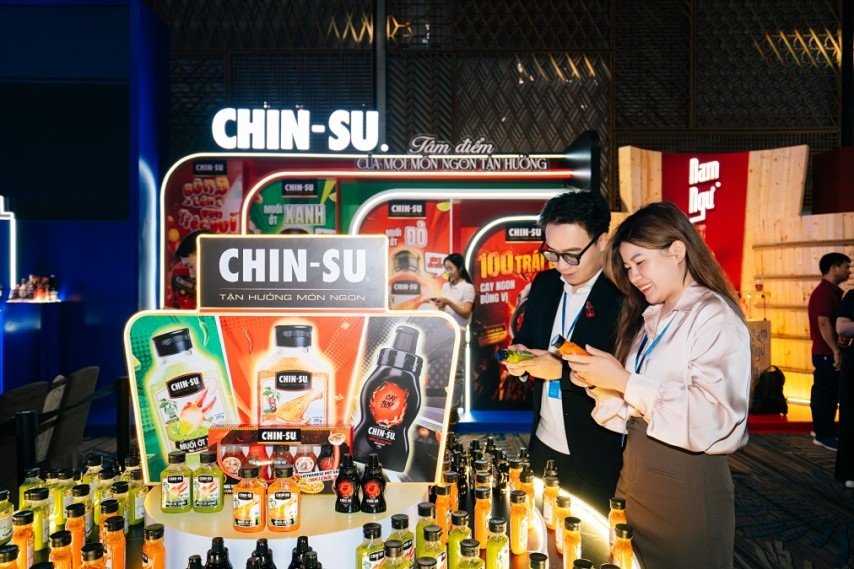 Kh&aacute;ch h&agrave;ng trải nghiệm bộ sản phẩm gia vị CHIN - SU