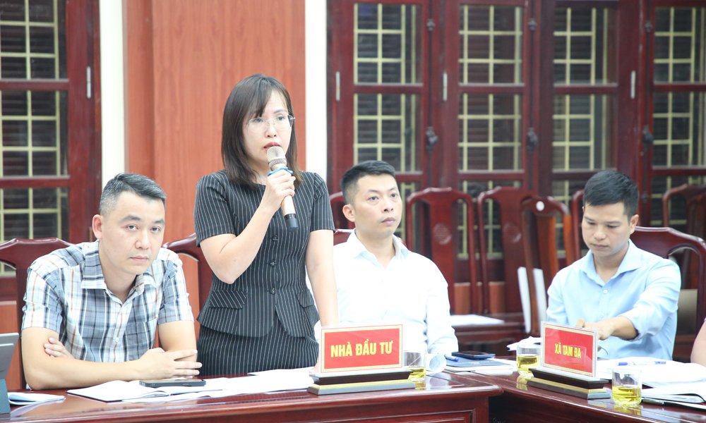 Đại diện nhà đầu tư phát biểu. Đại diện nhà đầu tư phát biểu.