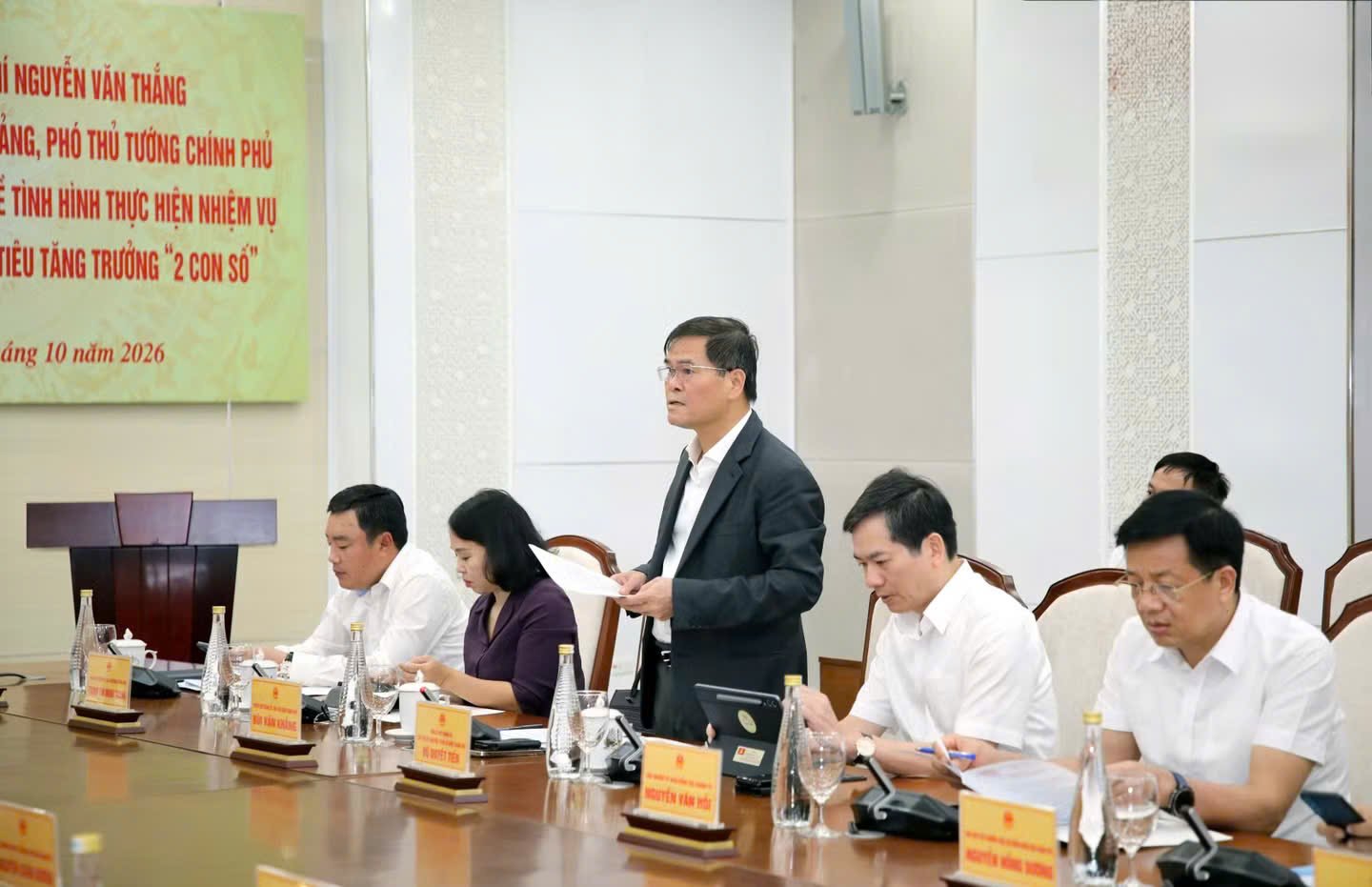 &Ocirc;ng B&ugrave;i Văn Khắng, Ph&oacute; B&iacute; thư Th&agrave;nh ủy, Chủ tịch UBND th&agrave;nh phố Quảng Ninh, ph&aacute;t biểu tại buổi l&agrave;m việc