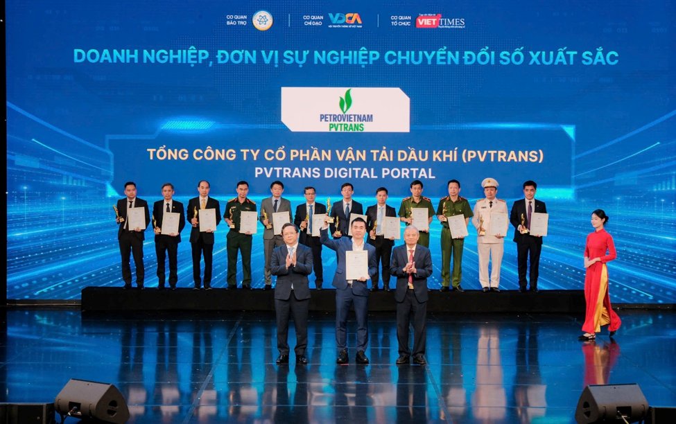 &Ocirc;ng B&ugrave;i Đ&igrave;nh Giang &ndash; Gi&aacute;m đốc Chuyển đổi số, Trưởng Ban An to&agrave;n, Khoa học c&ocirc;ng nghệ v&agrave; Chuyển đổi số PVTrans đại diện Tổng c&ocirc;ng ty nhận giải thưởng &ldquo;Doanh nghiệp chuyển đổi số xuất sắc&rdquo; tại Vietnam Digital Awards 2026