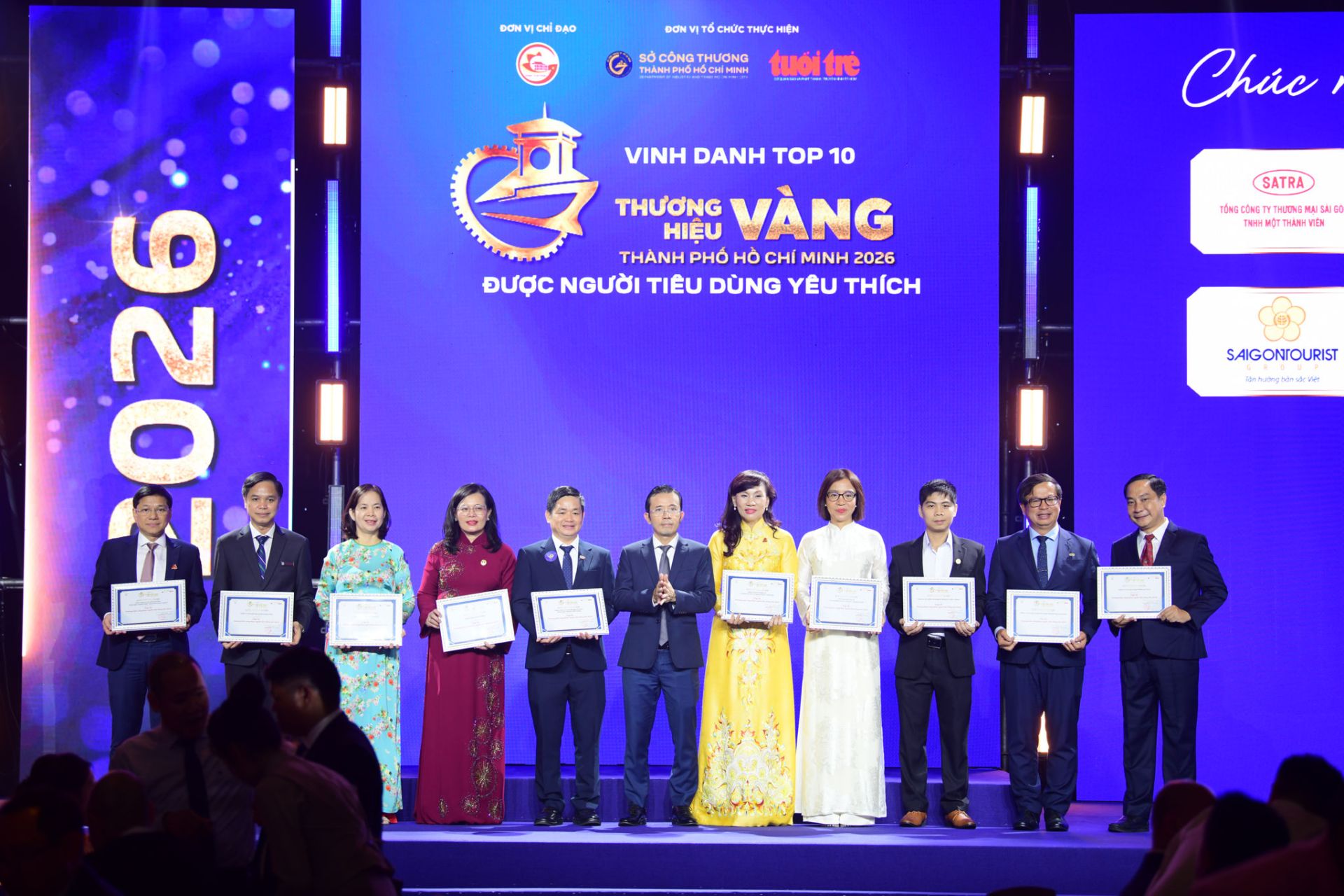 Phó Tổng Giám đốc EVNHCMC Nguyễn Thanh Nhã (bìa phải), đại diện EVNHCMC đón nhận giải thưởng TOP 10 Thương hiệu Vàng TP Hồ Chí Minh được Người tiêu dùng yêu thích Phó Tổng Giám đốc EVNHCMC Nguyễn Thanh Nhã (bìa phải), đại diện EVNHCMC đón nhận giải thưởng TOP 10 Thương hiệu Vàng TP Hồ Chí Minh được Người tiêu dùng yêu thích