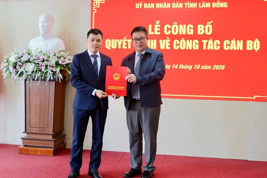 Tỉnh ủy vi&ecirc;n, Ph&oacute; Chủ tịch UBND Nguyễn Ngọc Ph&uacute;c (b&ecirc;n phải) tỉnh trao quyết định bổ nhiệm &ocirc;ng Nguyễn Đức Mạnh.