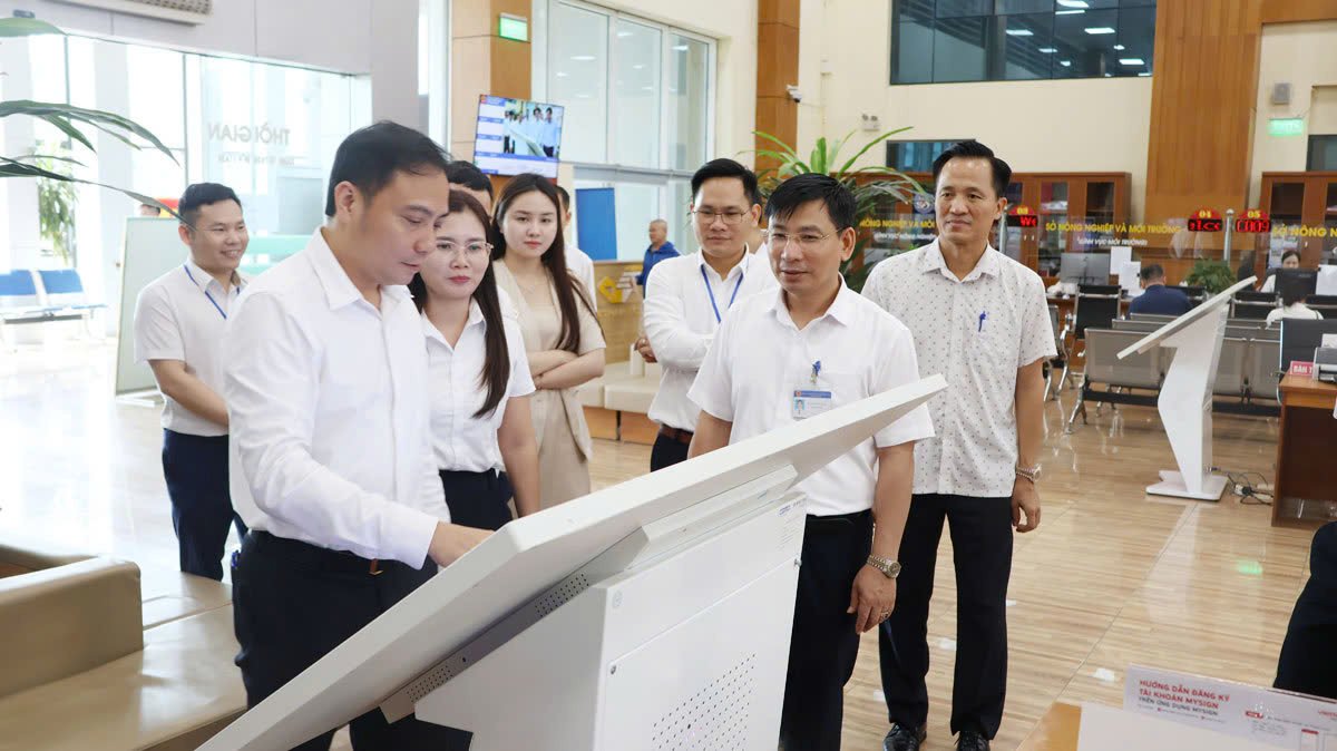 Phó Chủ tịch UBND thành phố Đào Thanh Trường kiểm tra mô hình Trợ lý nhân dân tại Trung tâm Phục vụ hành chính công thành phố Bắc Ninh. Phó Chủ tịch UBND thành phố Đào Thanh Trường kiểm tra mô hình Trợ lý nhân dân tại Trung tâm Phục vụ hành chính công thành phố Bắc Ninh.
