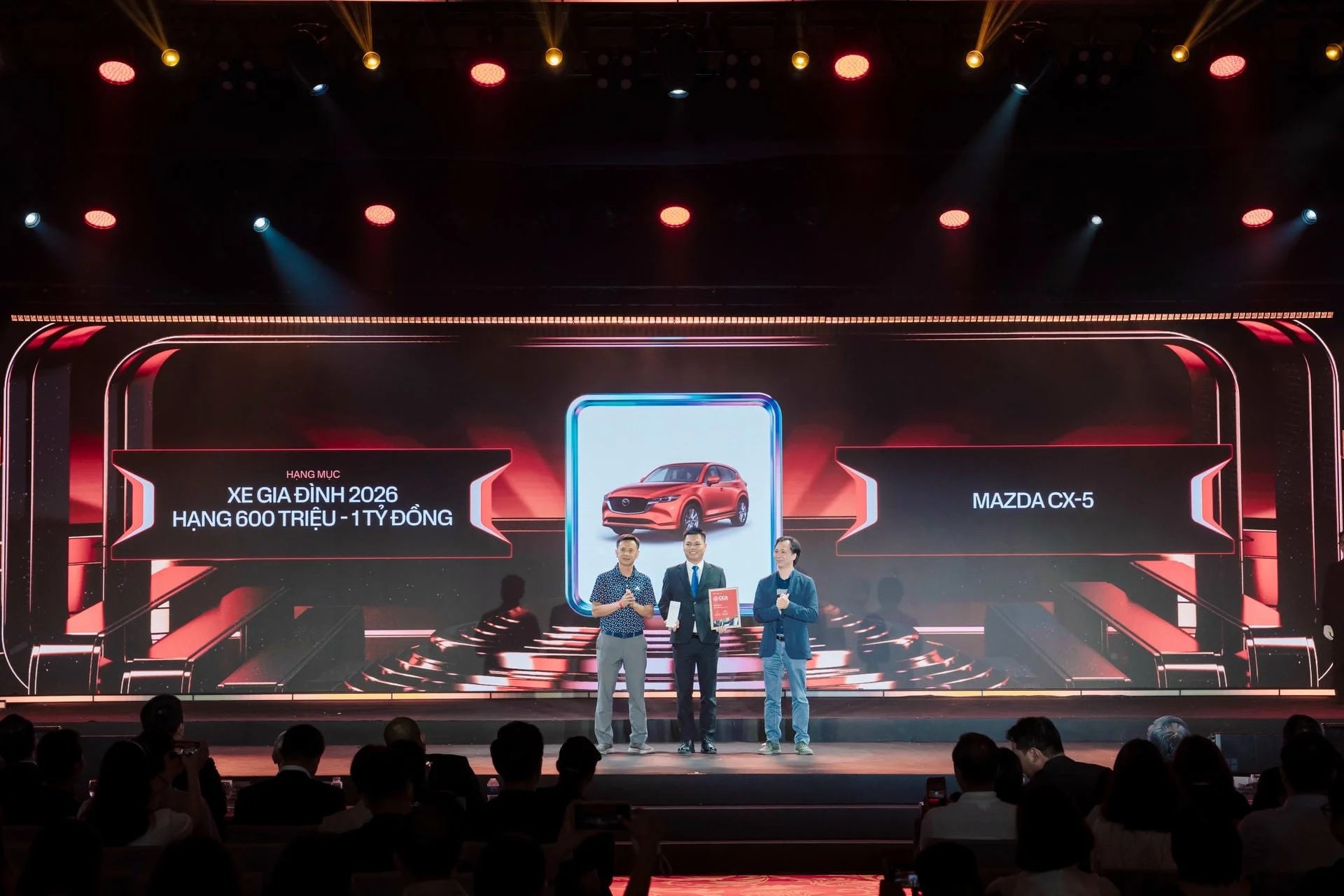 Đại di&ecirc;̣n THACO AUTO (giữa) nh&acirc;̣n giải thưởng vinh danh cho Mazda CX-5