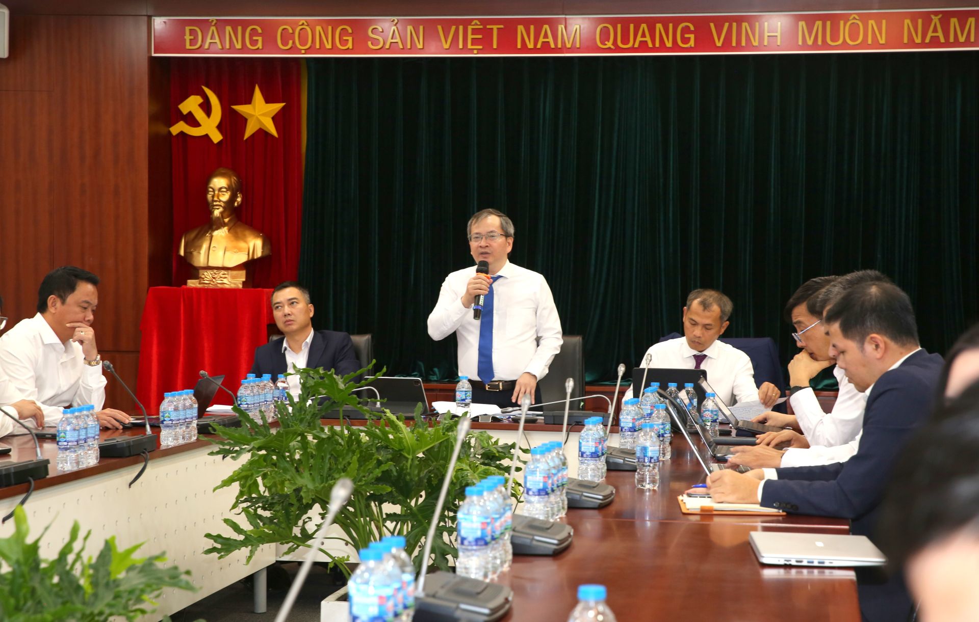 &Ocirc;ng Khương L&ecirc; Th&agrave;nh - Th&agrave;nh vi&ecirc;n HĐQT BSR c&ugrave;ng c&aacute;c th&agrave;nh vi&ecirc;n HĐQT, Ban Tổng Gi&aacute;m đốc chủ tr&igrave; v&agrave; trả lời c&aacute;c c&acirc;u hỏi của c&aacute;c nh&agrave; đầu tư, quỹ đầu tư v&agrave; c&ocirc;ng ty chứng kho&aacute;n