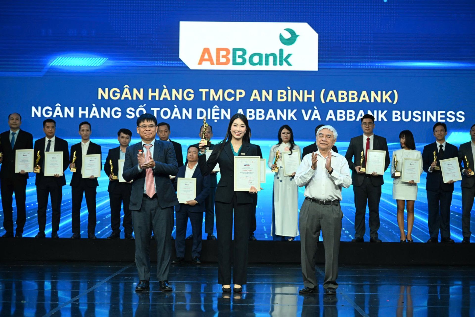 Đại diện ABBank nhận giải thưởng tại Lễ trao Giải thưởng Chuyển đổi số Việt Nam 2026 Đại diện ABBank nhận giải thưởng tại Lễ trao Giải thưởng Chuyển đổi số Việt Nam 2026