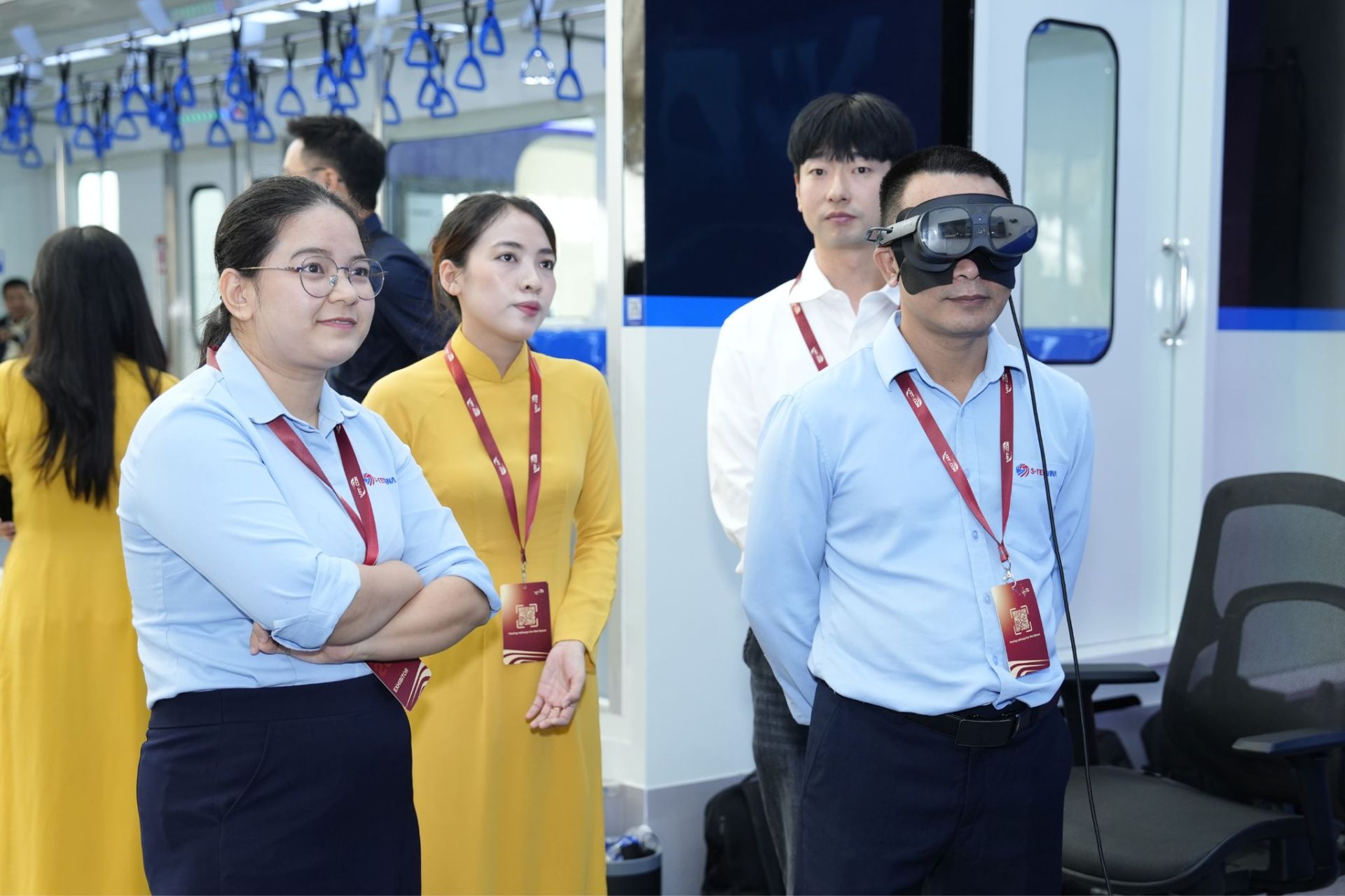 Trải nghiệm kh&ocirc;ng gian t&agrave;u EMU-320 bằng c&ocirc;ng nghệ thực tế ảo