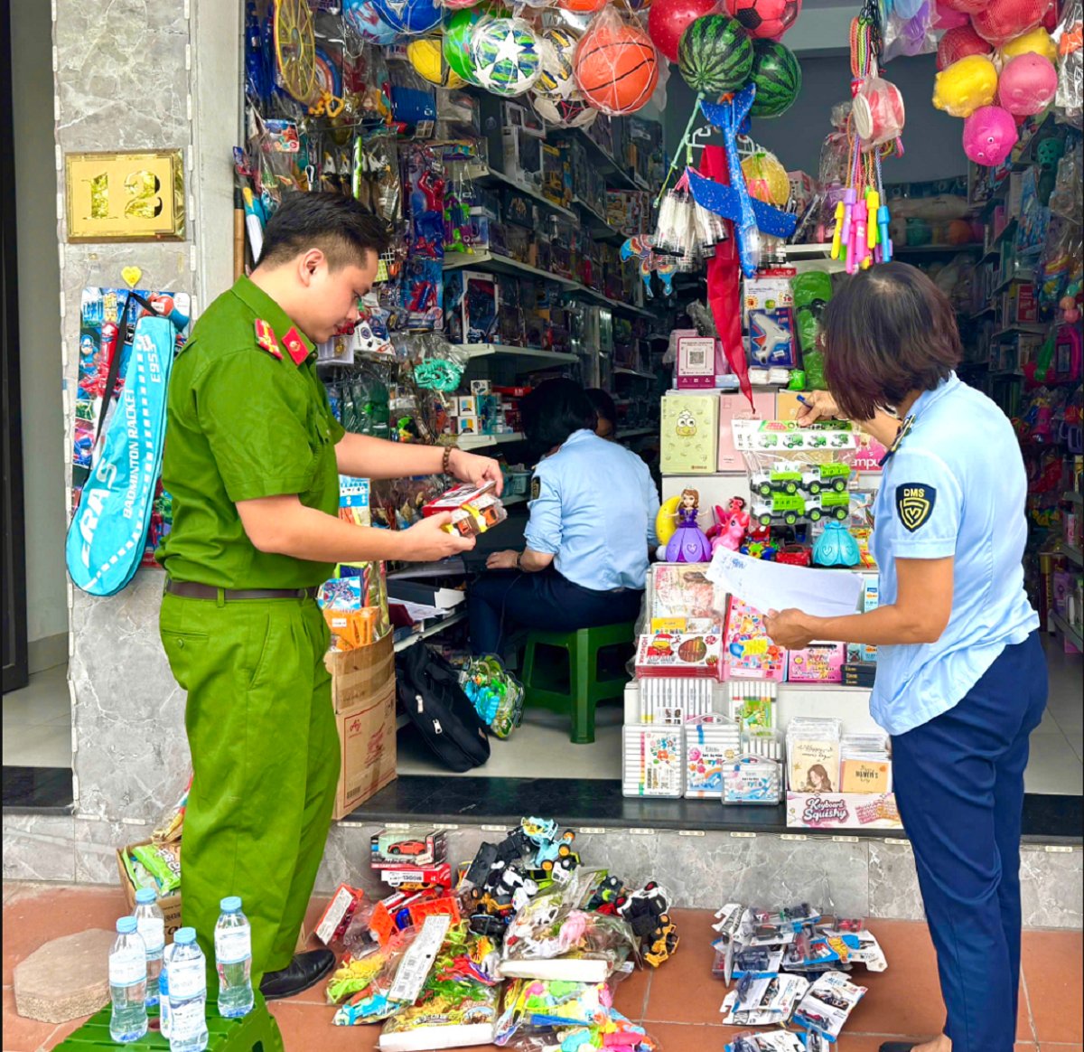 Lực lượng phối hợp kiểm tra hàng hóa tại cơ sở kinh doanh Lực lượng phối hợp kiểm tra hàng hóa tại cơ sở kinh doanh